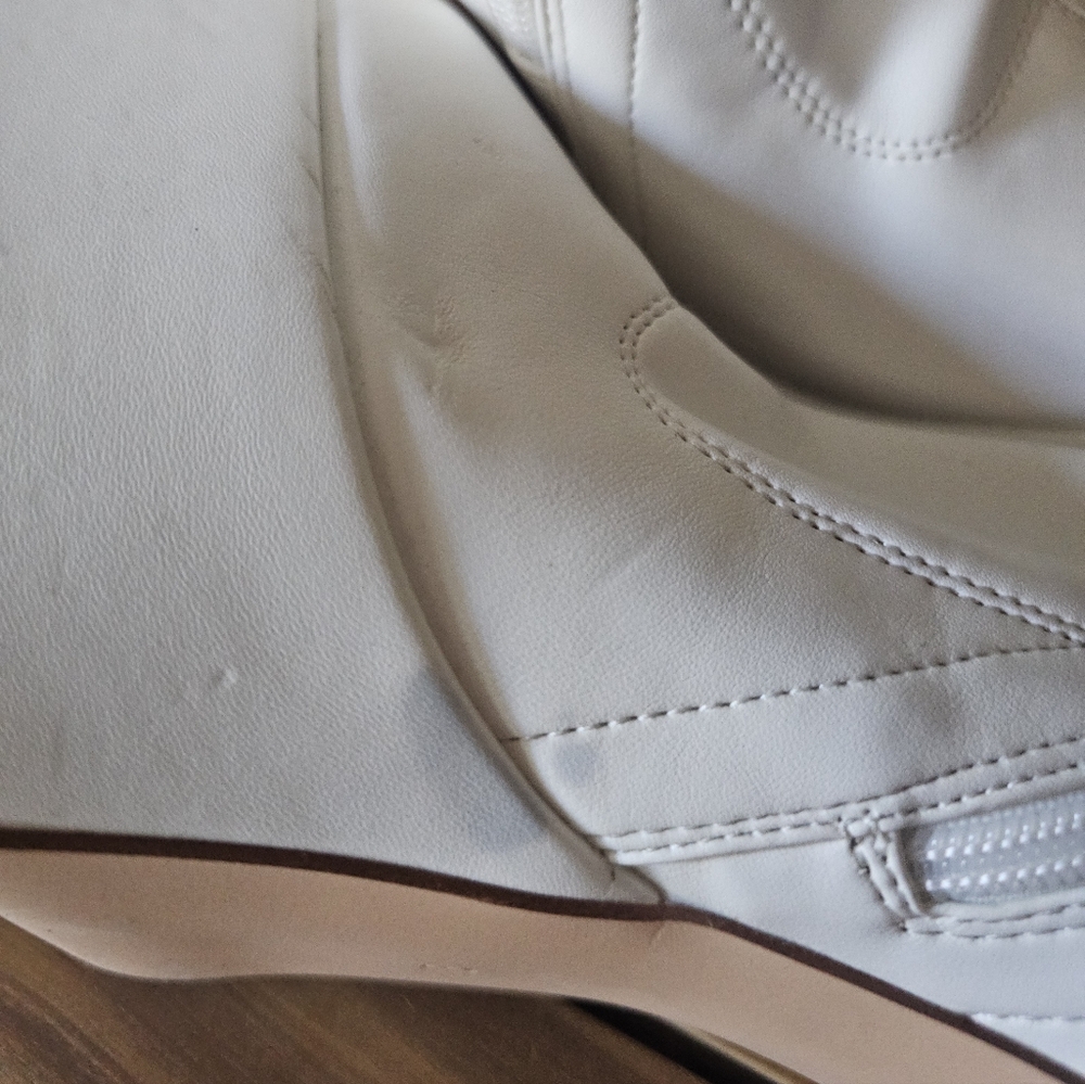 Elegant White Platform Boots - Picture 5 of 6